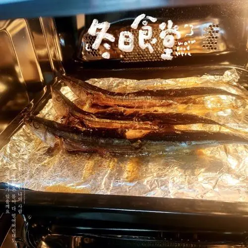 烤秋刀鱼的做法 烤箱1.0（烤秋刀鱼的做法 烤箱温度）